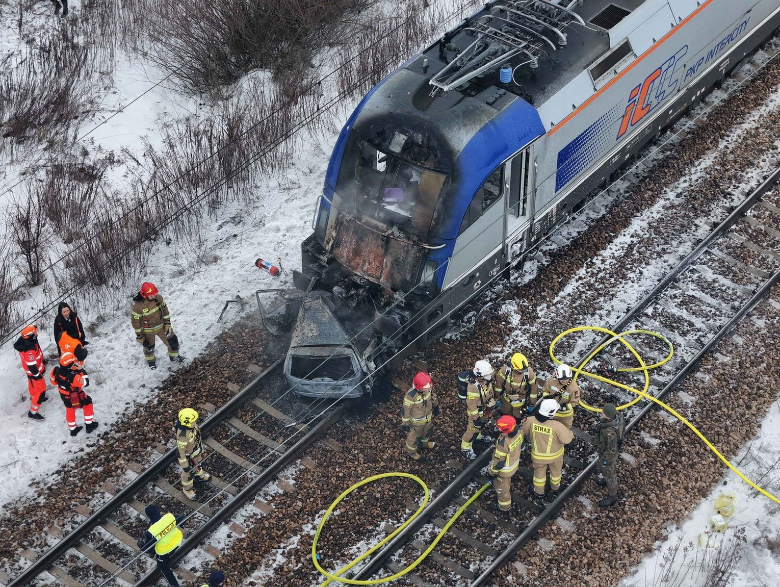 Pociągi uderzyły w samochód. Ewakuowano około 600 osób