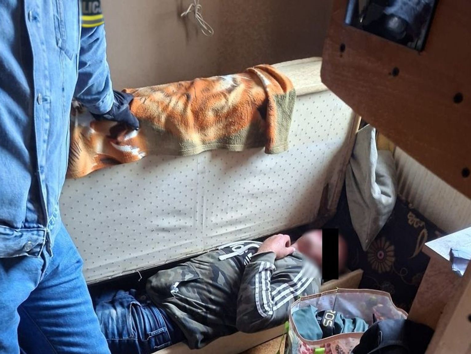 Biała Podlaska. Schował się w wersalce i udawał, iż śpi