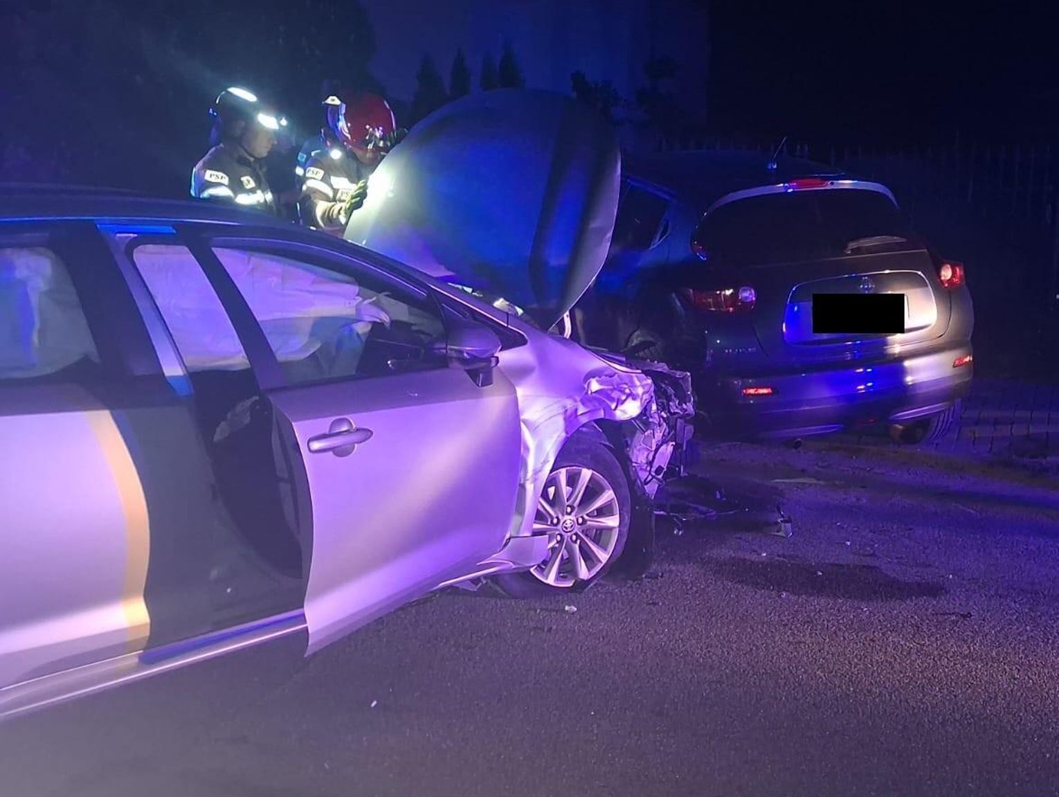 Biała Podlaska. Toyota uderzyła z zaparkowany samochód