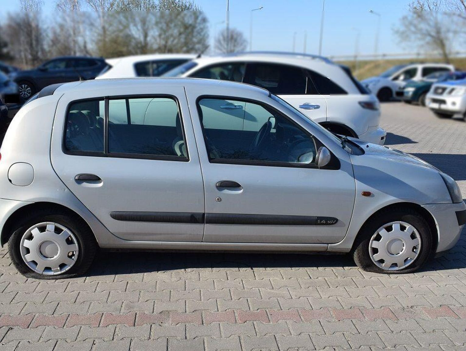 Biała Podlaska. Uszkodzili renaulta... przez pomyłkę