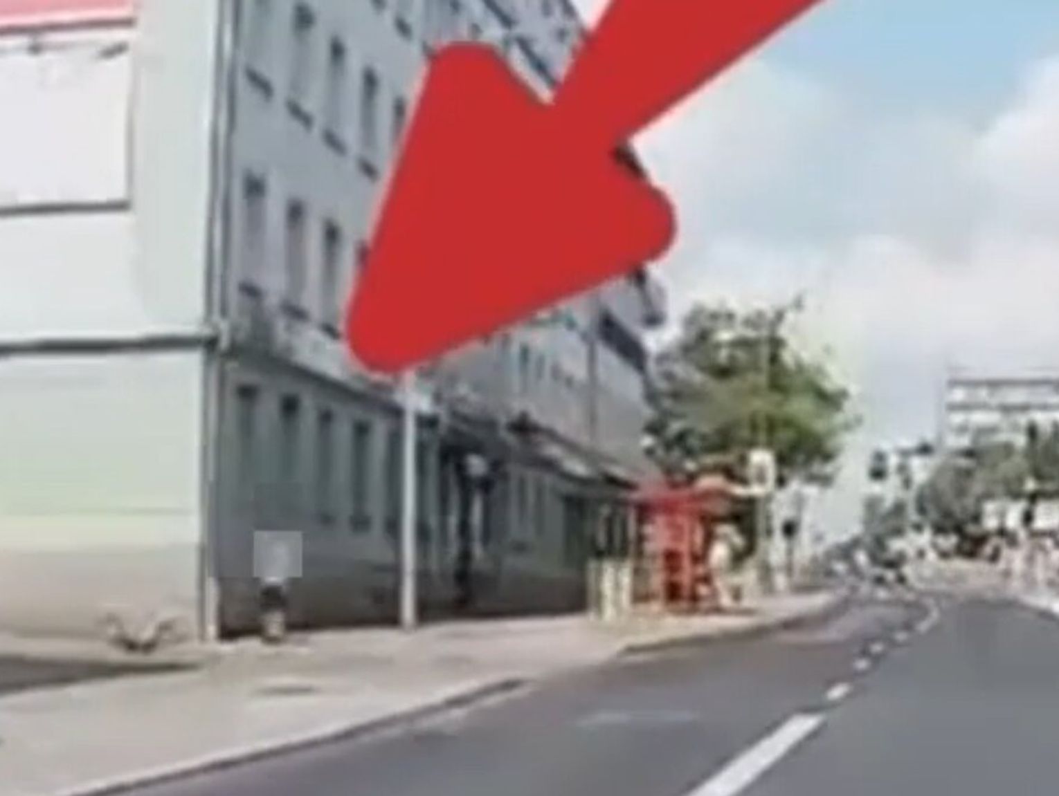 Bił, kopał, groził śmiercią. Przechodnie mu nie pomogli