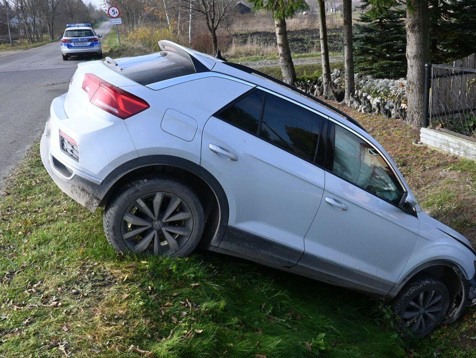 Lubelskie. Brawurowa jazda 17-latka. Autem rodziców bez prawa jazdy. 16-latka trafiła do szpitala