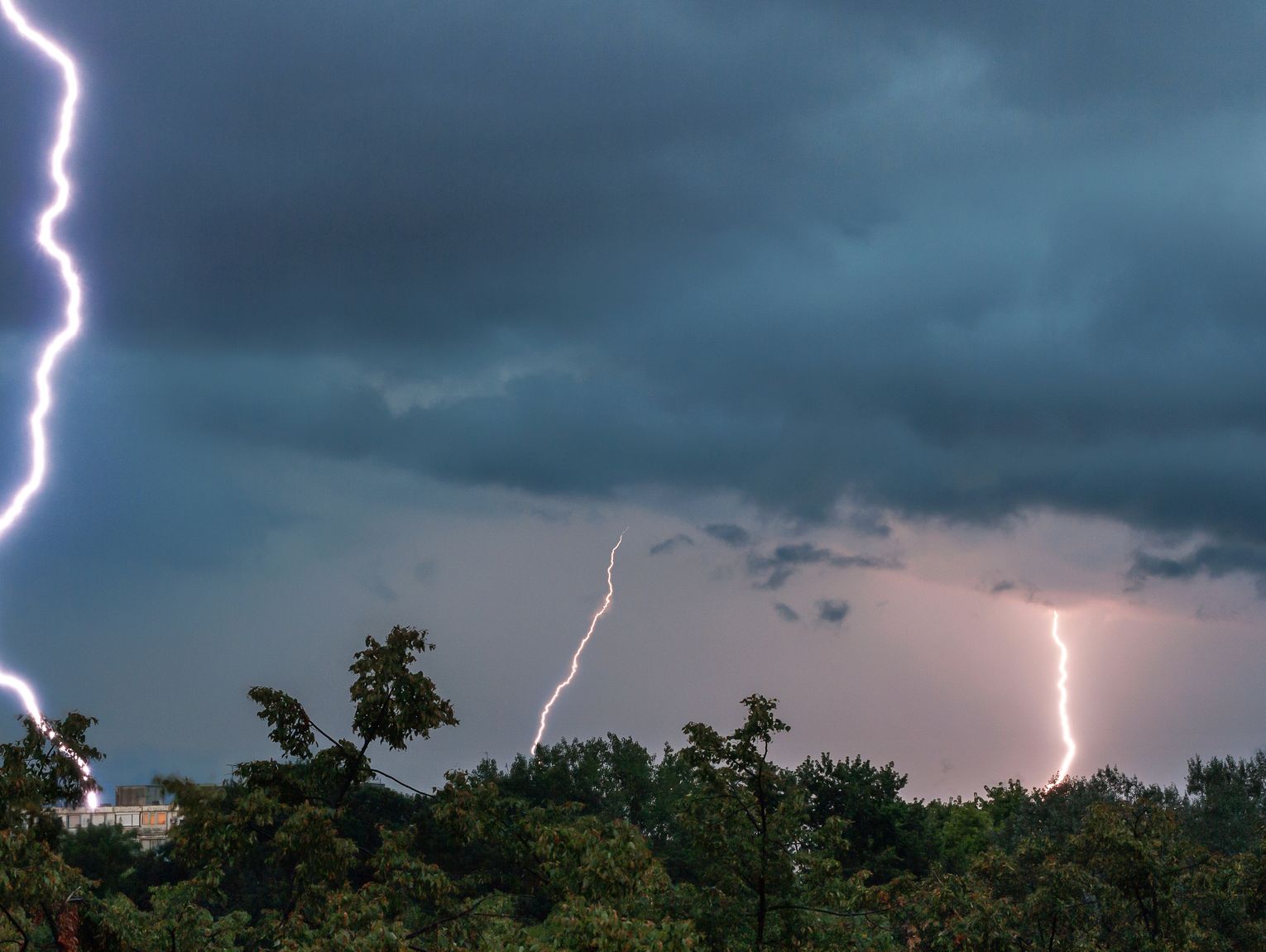 Burze nad regionem. IMGW wydało ostrzeżenia