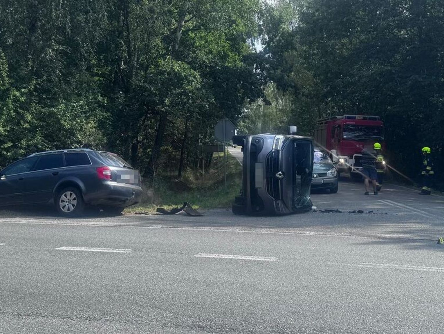Bus wjechał w osobówkę. Poszkodowana pasażerka