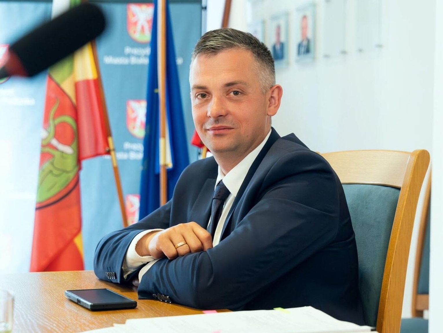 Był szefem gabinetu prezydenta miasta. Trafił do Cargotoru