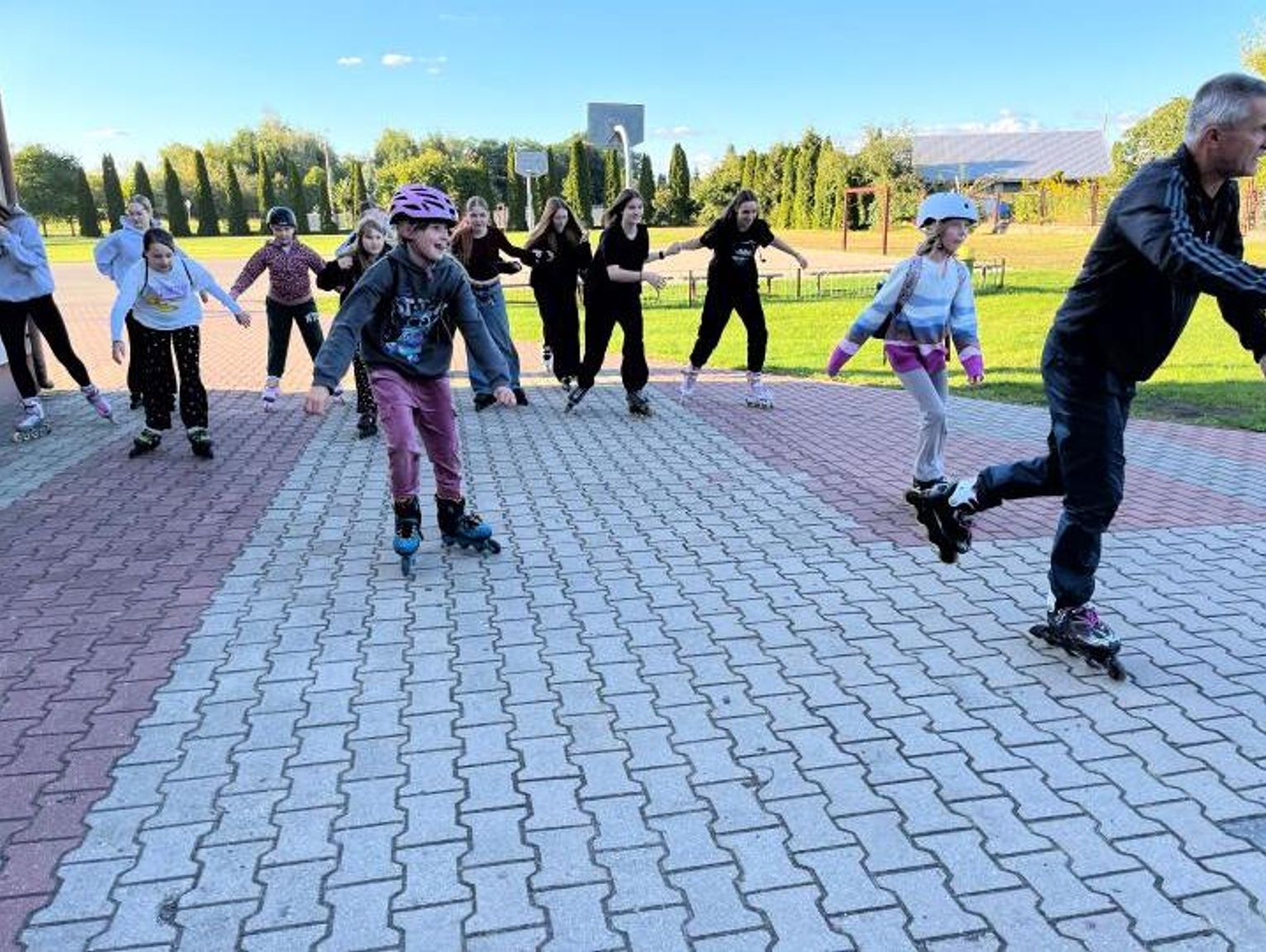 Byli aktywni i jeździli na rolkach