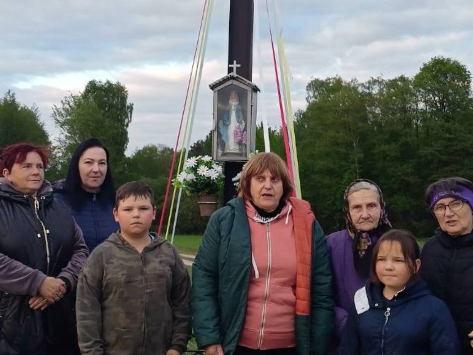 Choć jest Panią nieba, ziemi, nie gardzi dary naszymi