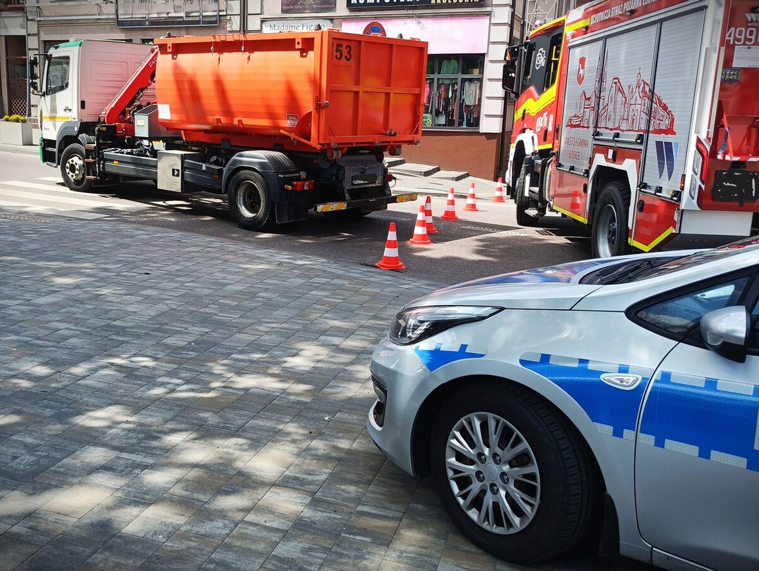 Ciężarówka potrąciła pieszą. Policja ustala szczegóły