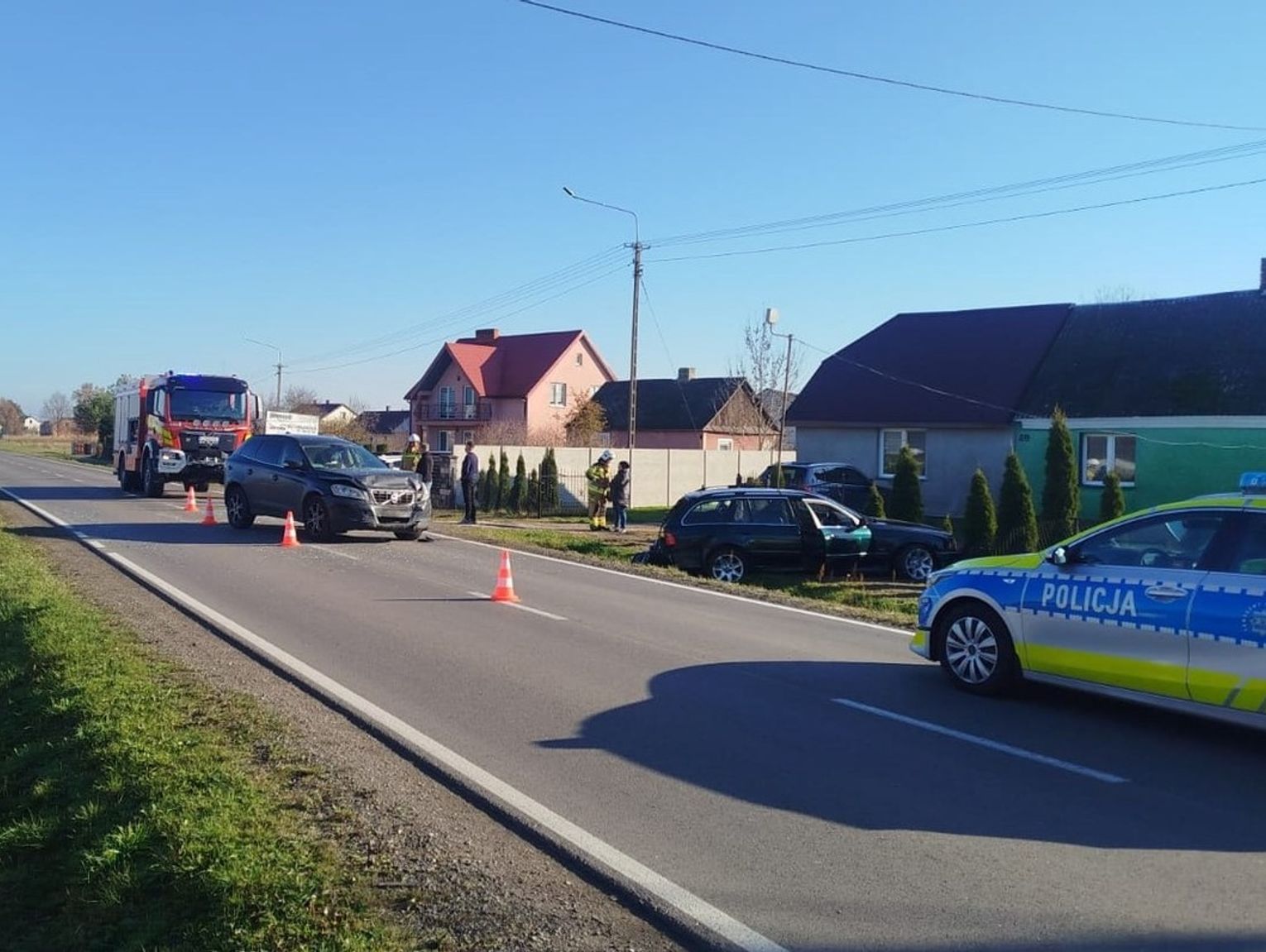 Ciężarówka wjechała w pieszego, a volvo w bmw