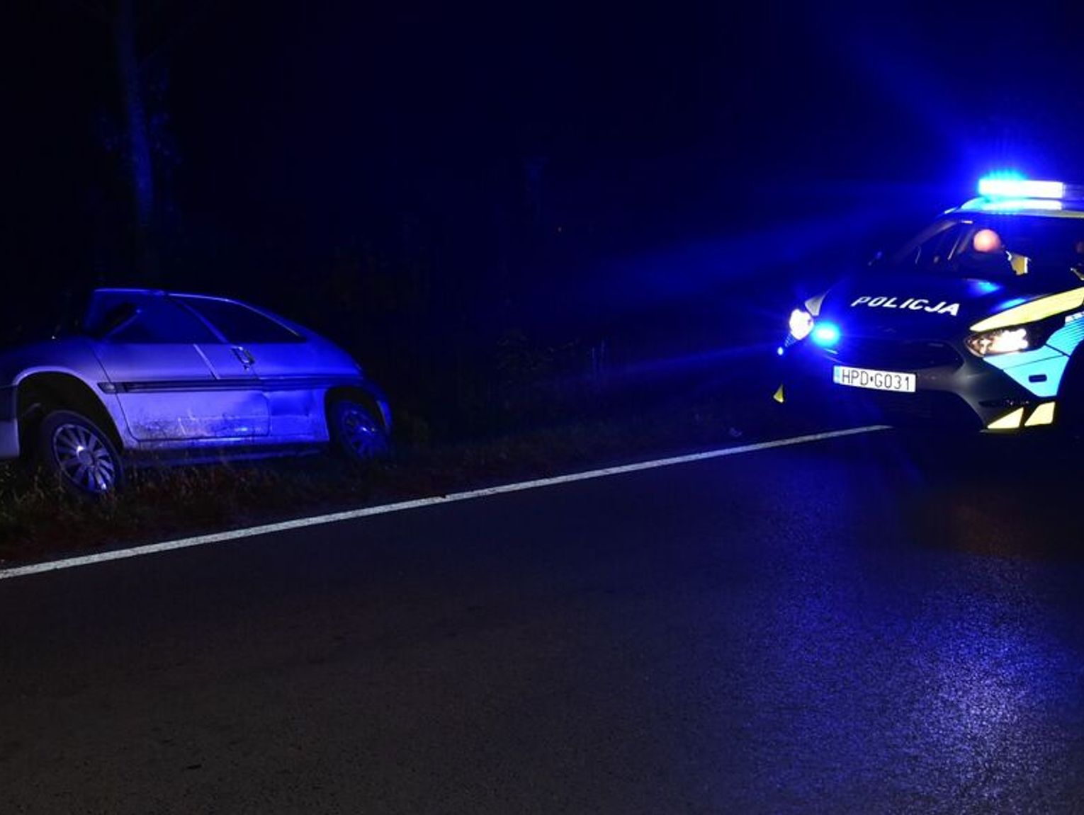 Citoen "wylądował" w rowie. Mężczyźni nie pamiętali, kto prowadził auto
