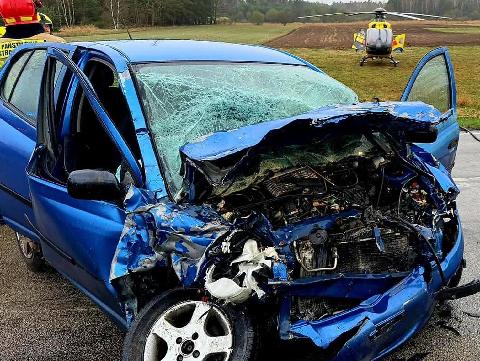 Czołowe zderzenie na DW 812. Kierowca uwięziony w aucie [ZDJĘCIA]
