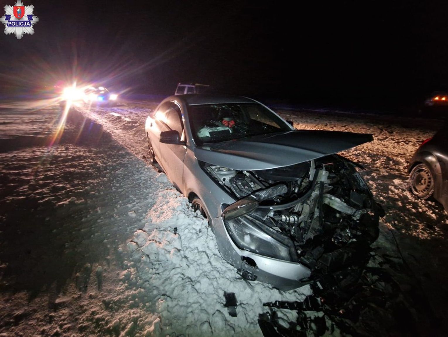 Lubelskie. Czołówka dwóch osobówek w Białowoli. Zimowe warunki na drogach dają się we znaki [ZDJĘCIA]