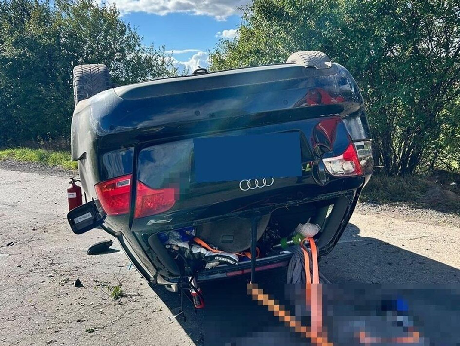 Dachowanie Audi. W środku jechało dwoje dzieci