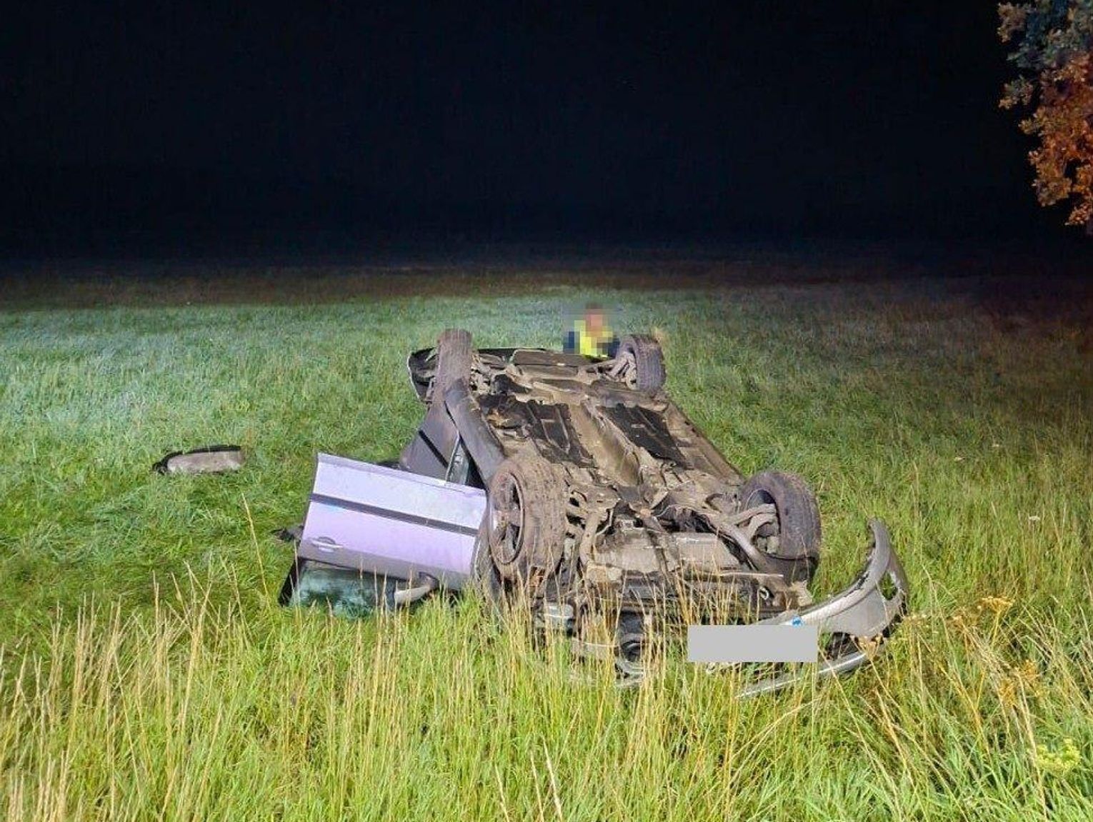 Dachowanie Peugeota w Łomazach. Kierowca był nietrzeźwy