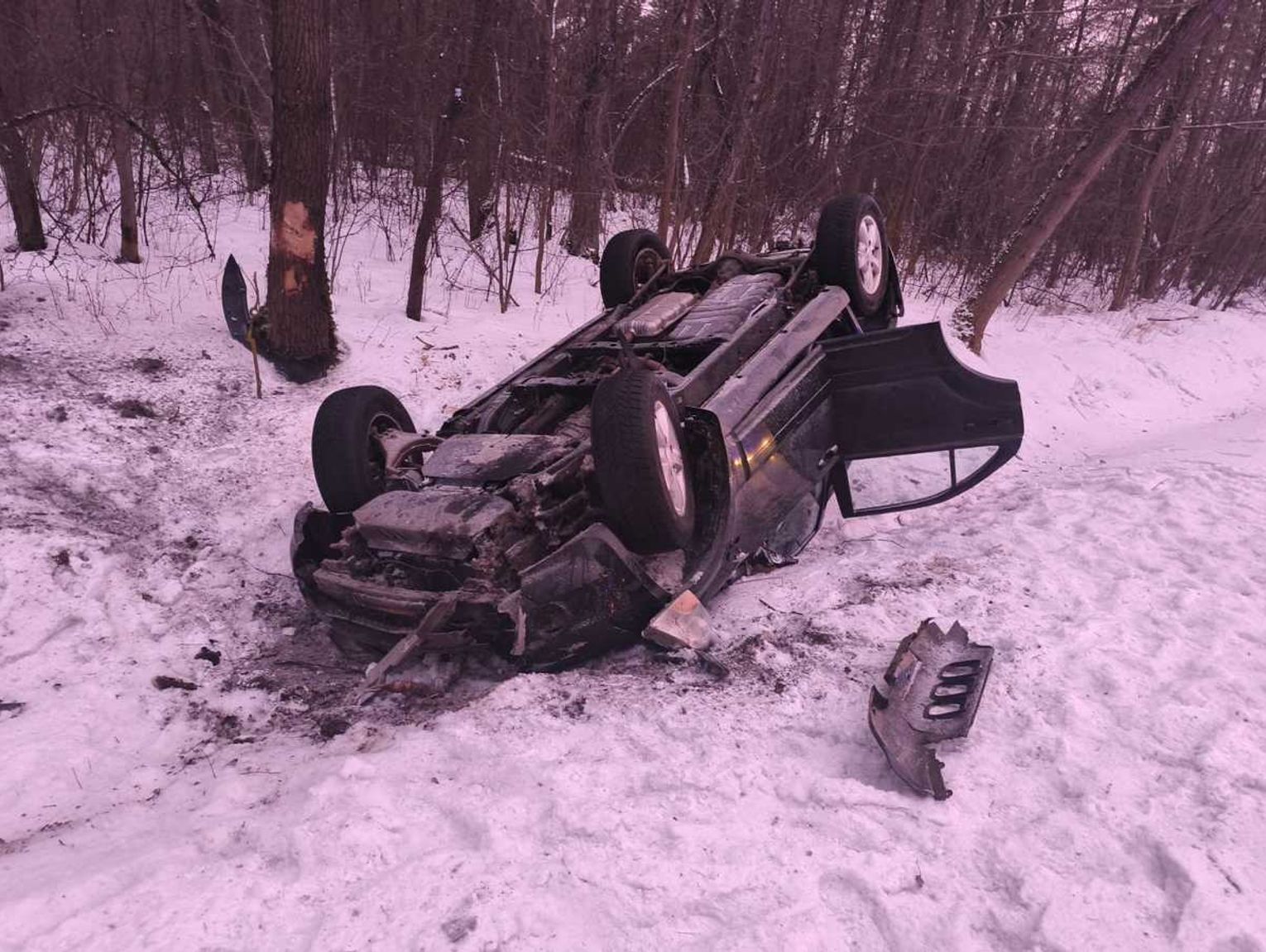 Dachowanie w Parczewie. Auto uderzyło w drzewo