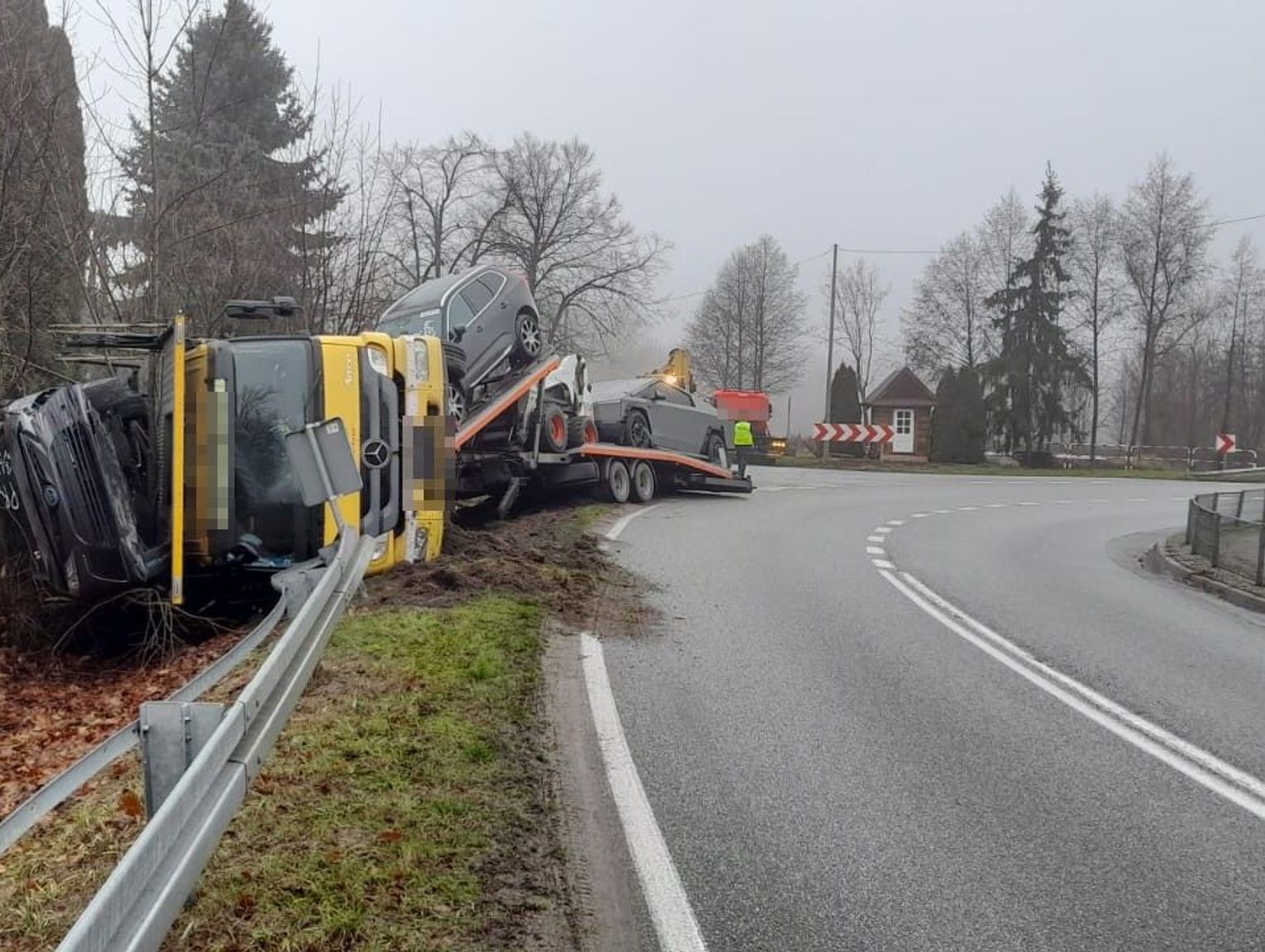 Dubica Dolna. Przewróciła się laweta. Sześć aut w rowie