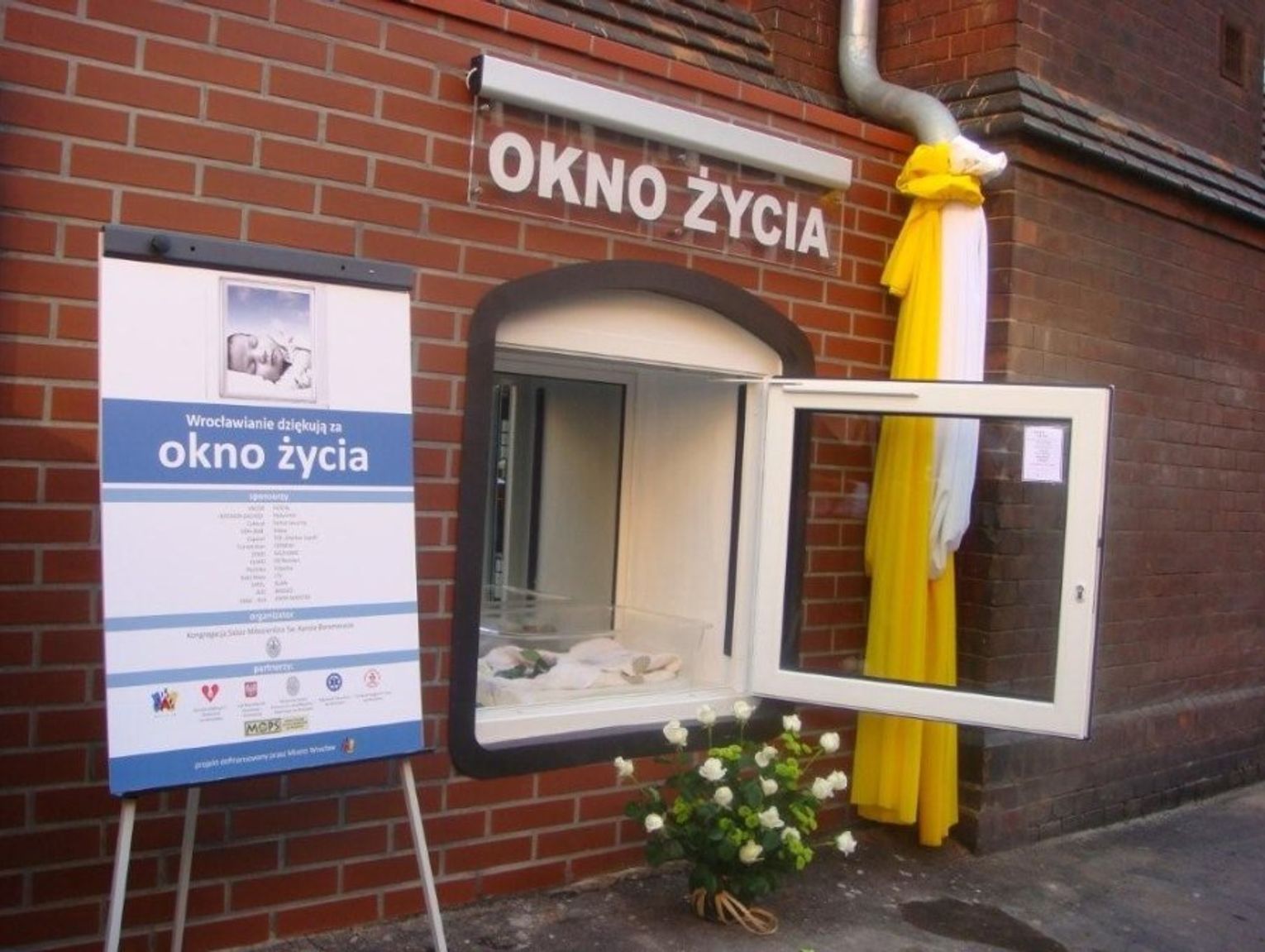 Dwulatek w oknie życia. Mówi, iż przyprowadził go tata