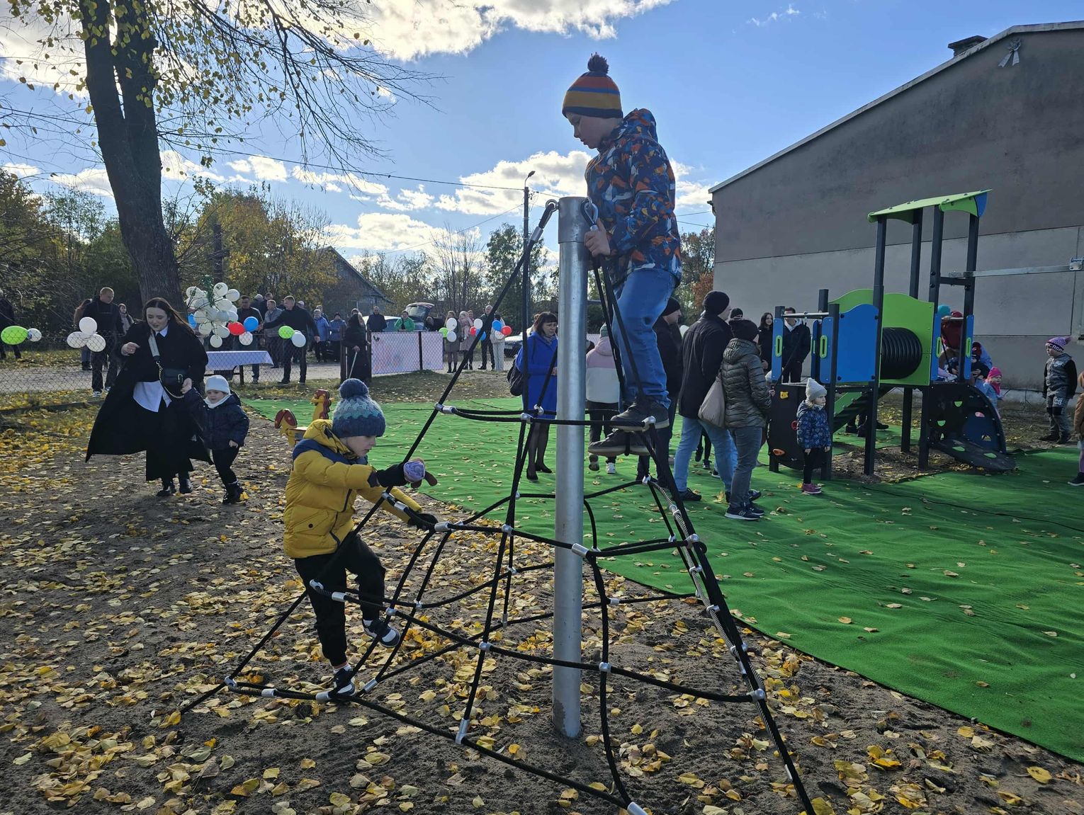 Dzięki Fundacji Wipasz Pomocna Dłoń mają nowy plac zabaw [FILM, ZDJĘCIA]