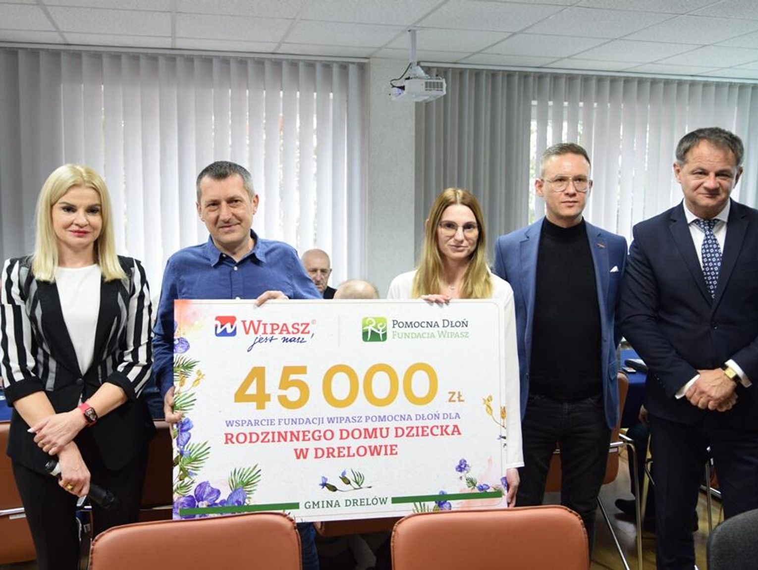 Firma Wipasz przekazała czek małżeństwu prowadzącemu rodzinny dom dziecka