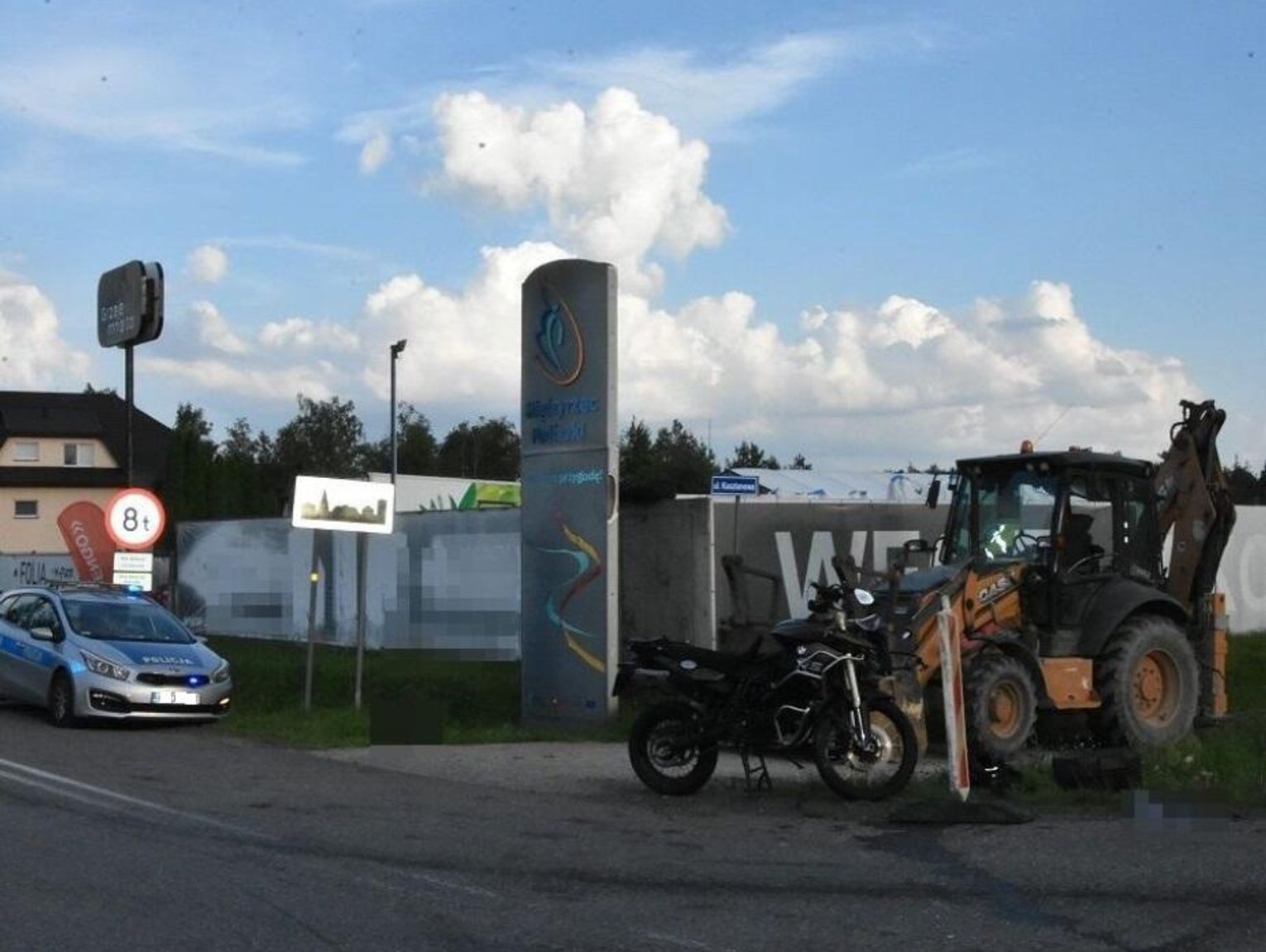 Gmina Międzyrzec Podlaski. Motocyklista zderzył się z koparką. Trafił do szpitala