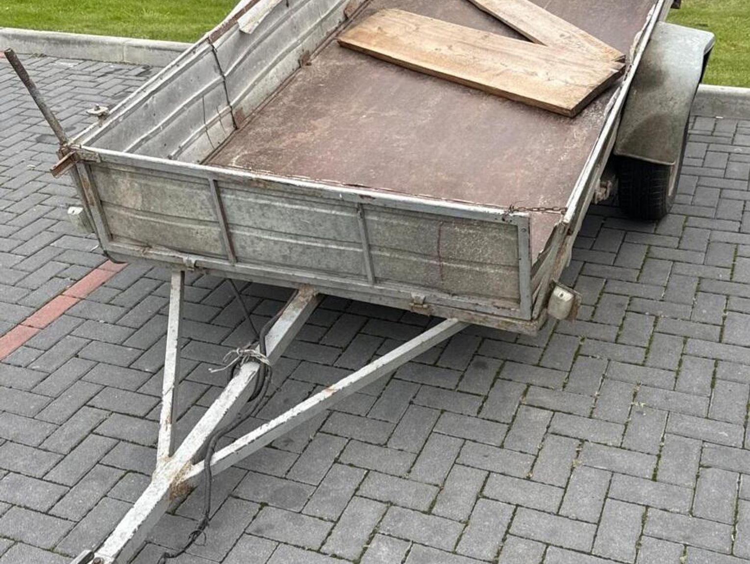 Gmina Milanów. Ukradł przyczepkę z pola