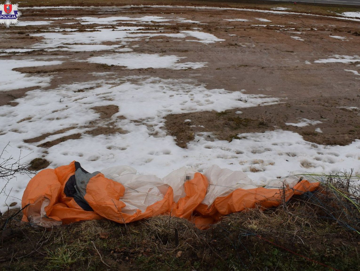 Lubelskie.. Gmina Radecznica: Paralotniarz runął na ziemię