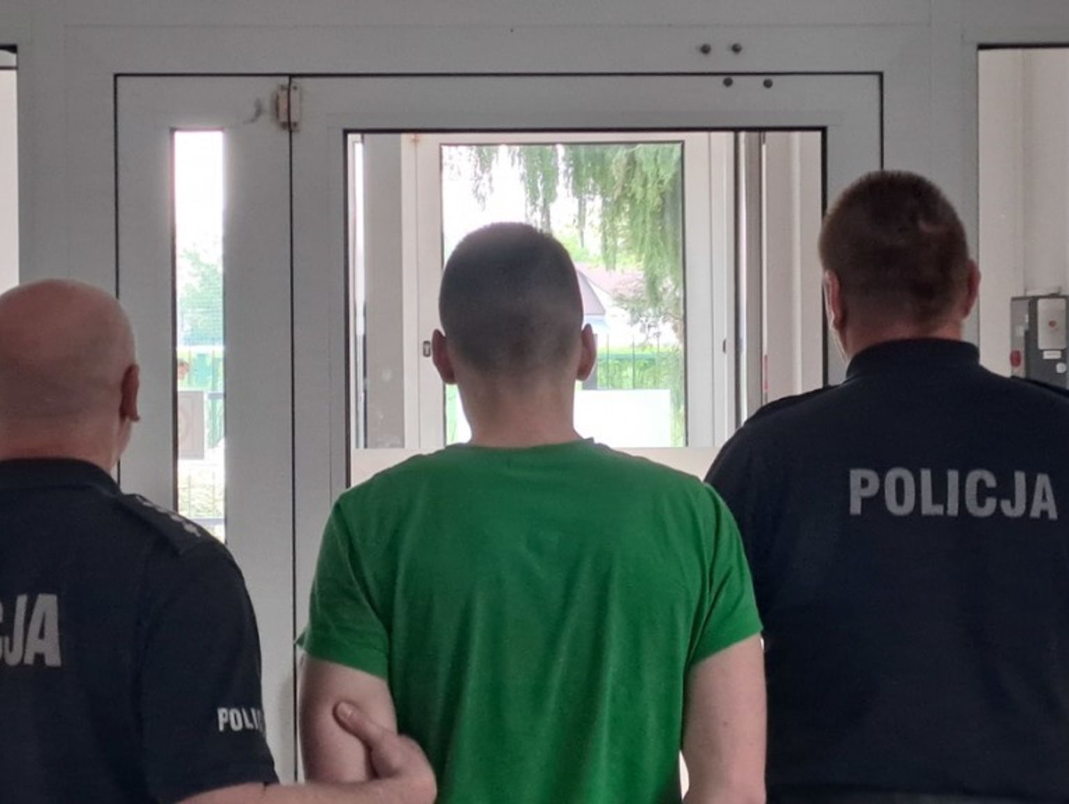 Szarpał, kopał, rzucił w siostrę krzesłem