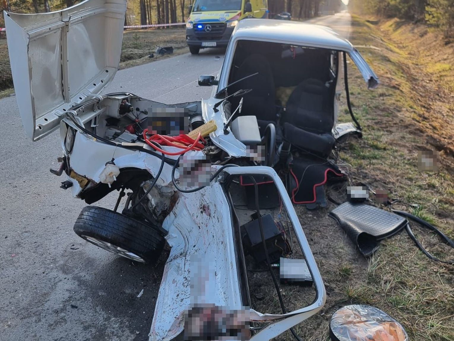 Lubelskie. Groźny wypadek. Fiat 126p rozpadł się na dwie części! W środku był 7-latek