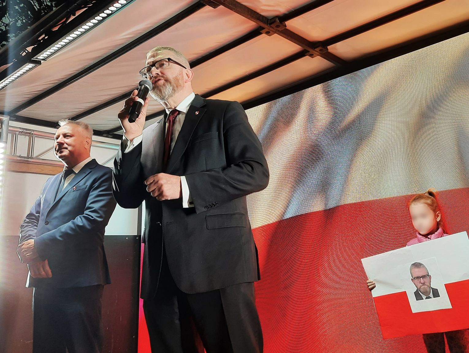 Grzegorz Braun z zarzutami za zdjęcie ukraińskiej flagi z bialskiego magistratu