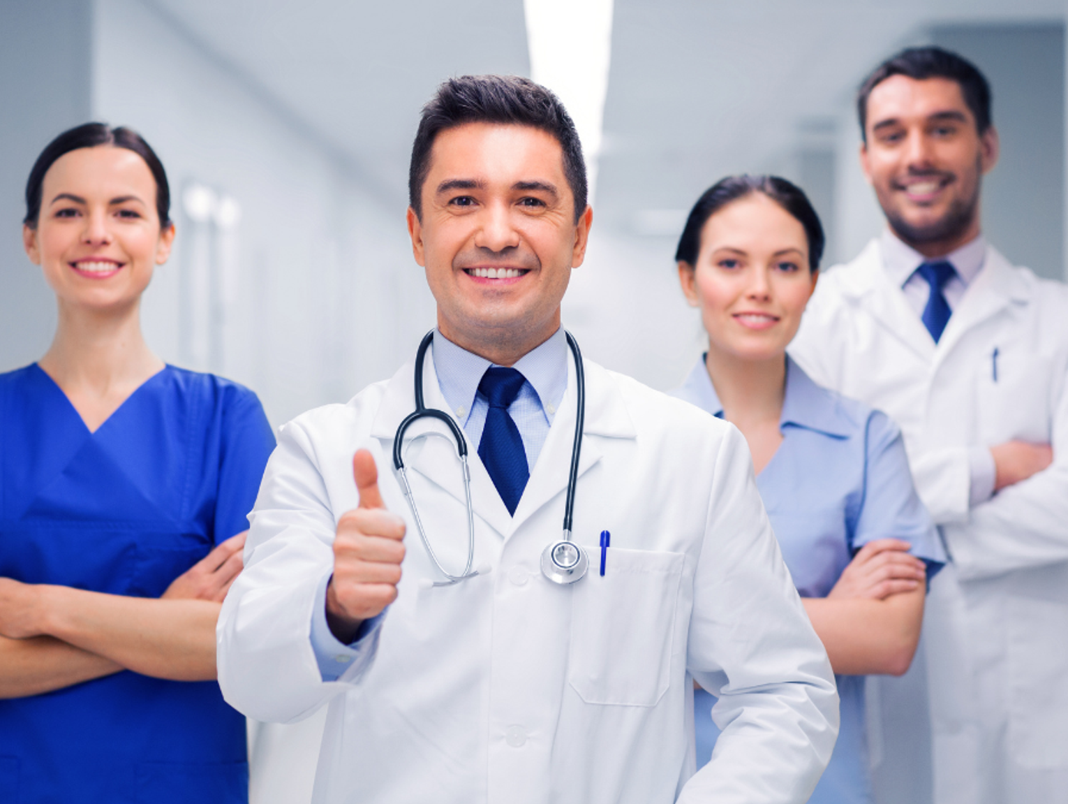 Ile ma zarabiać polski lekarz? Porównali pensje w innych krajach