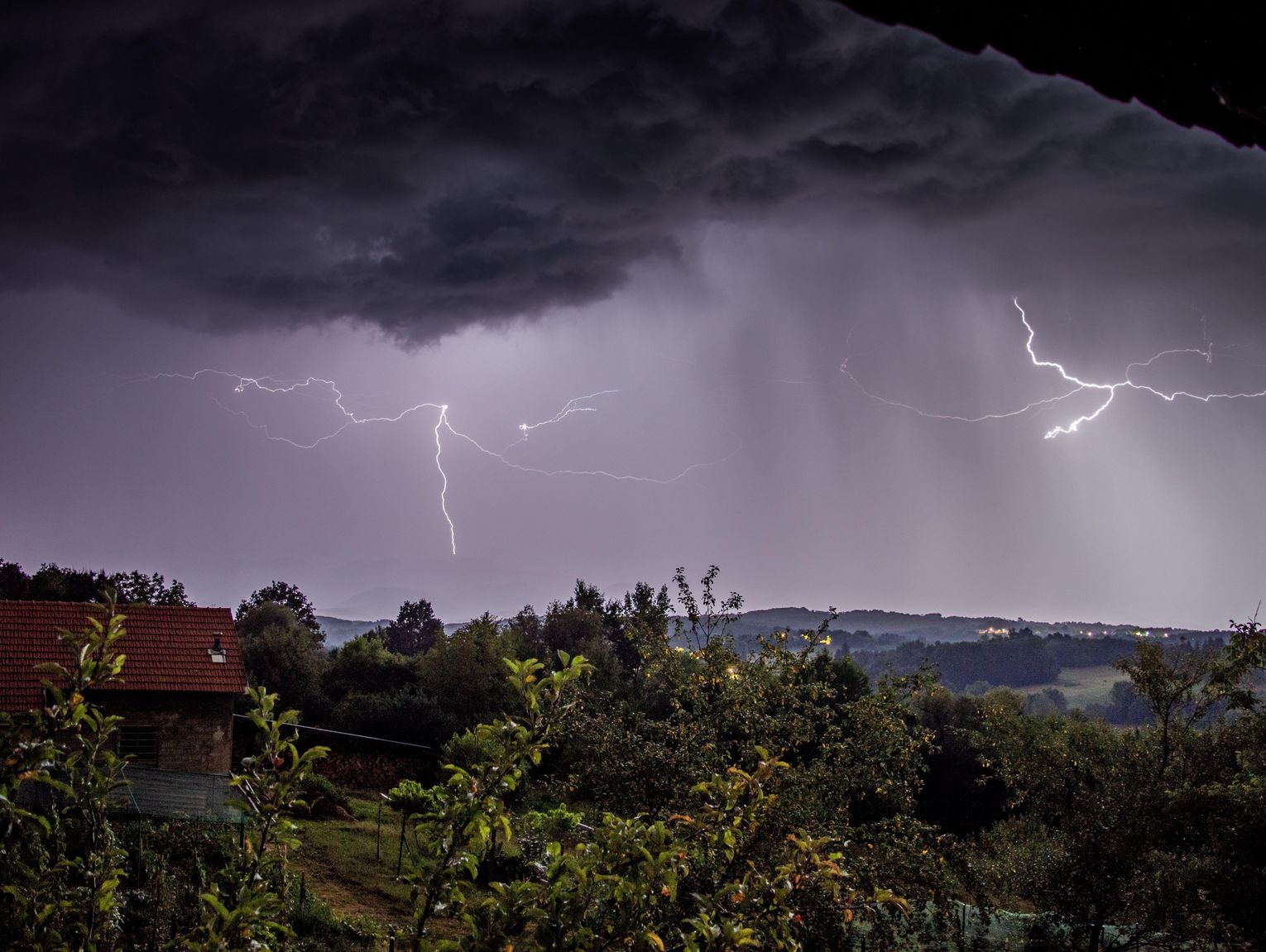 IMGW ostrzega: Popołudniu nad region mogą nadciągnąć burze z gradem