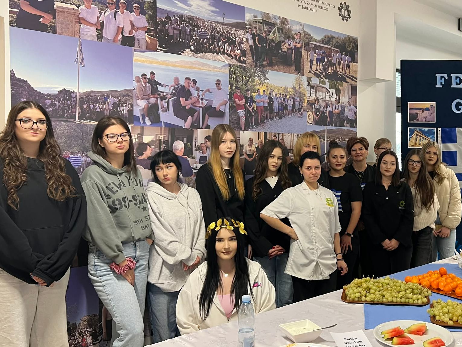 Jabłoń. Szkoła zamieniła się w greckie miasteczko