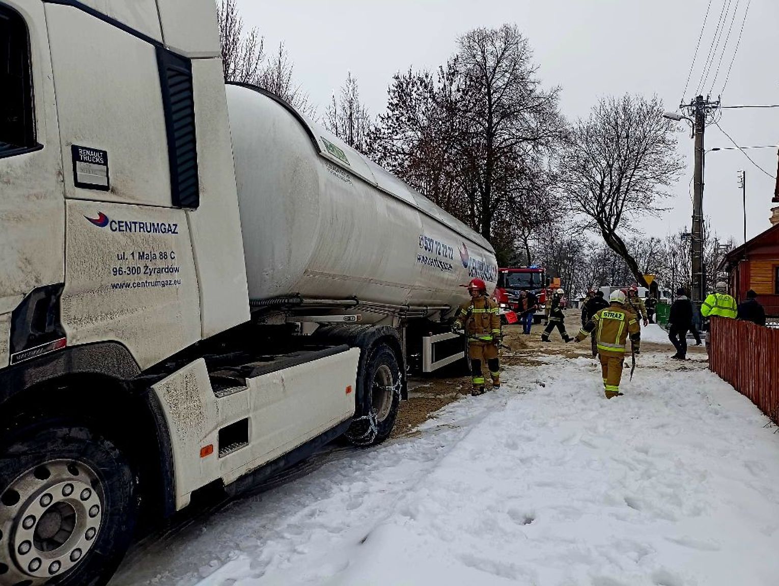 Kodeń. Cysterna z gazem zsunęła się na ogrodzenie