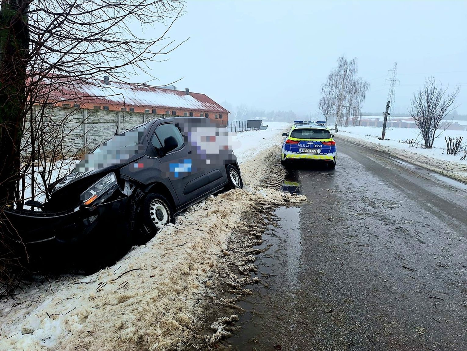 Kolizja w Radczu. Toyota wpadła do rowu