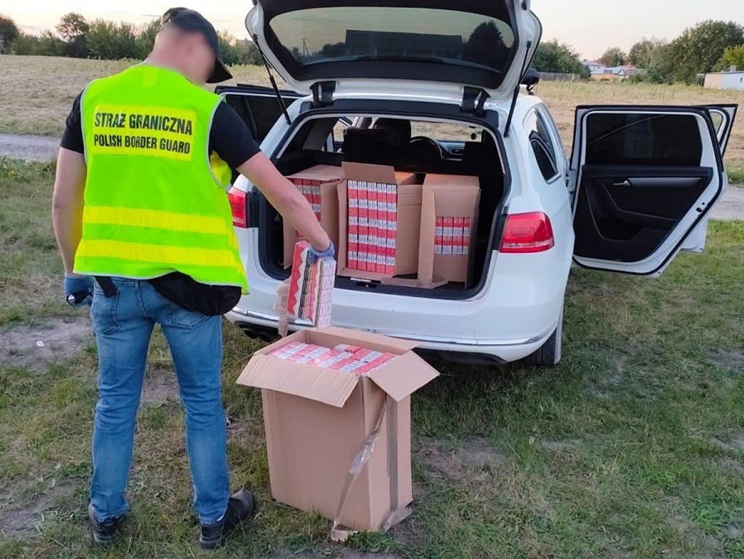 Kontrabanda w aucie i garażu. Pogranicznicy ze Sławatycz zatrzymali 44-latka
