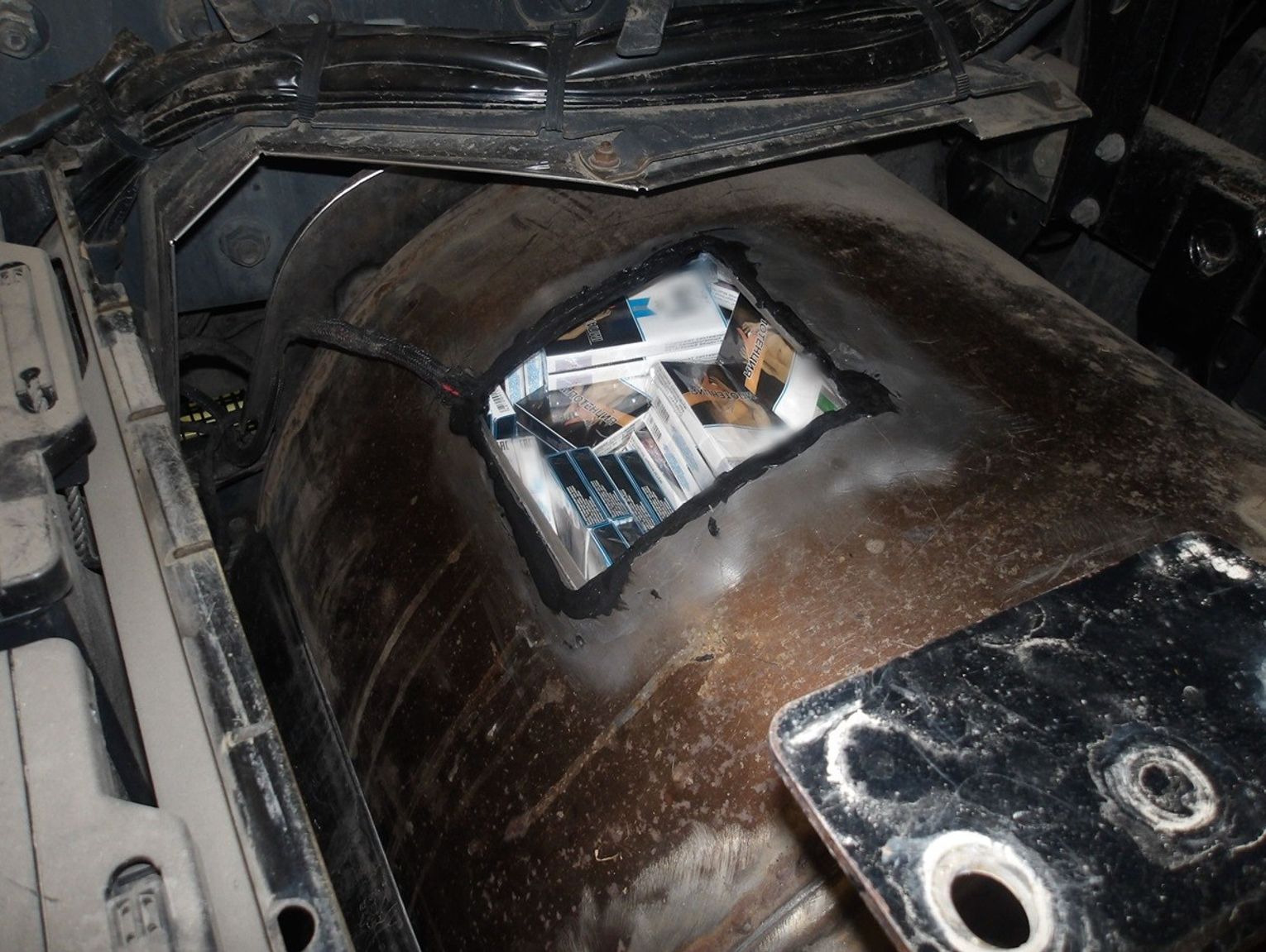 Koroszczyn. Przewozili papierosy przerobionymi TIR-ami