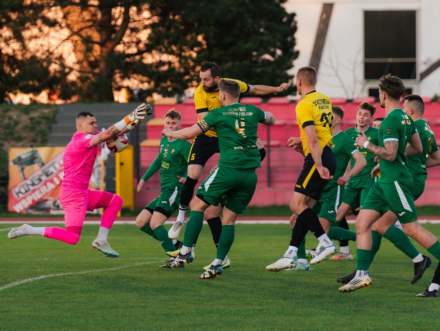 Koszmarna kontuzja piłkarza Victorii, wybrali Państwo piłkarza marca