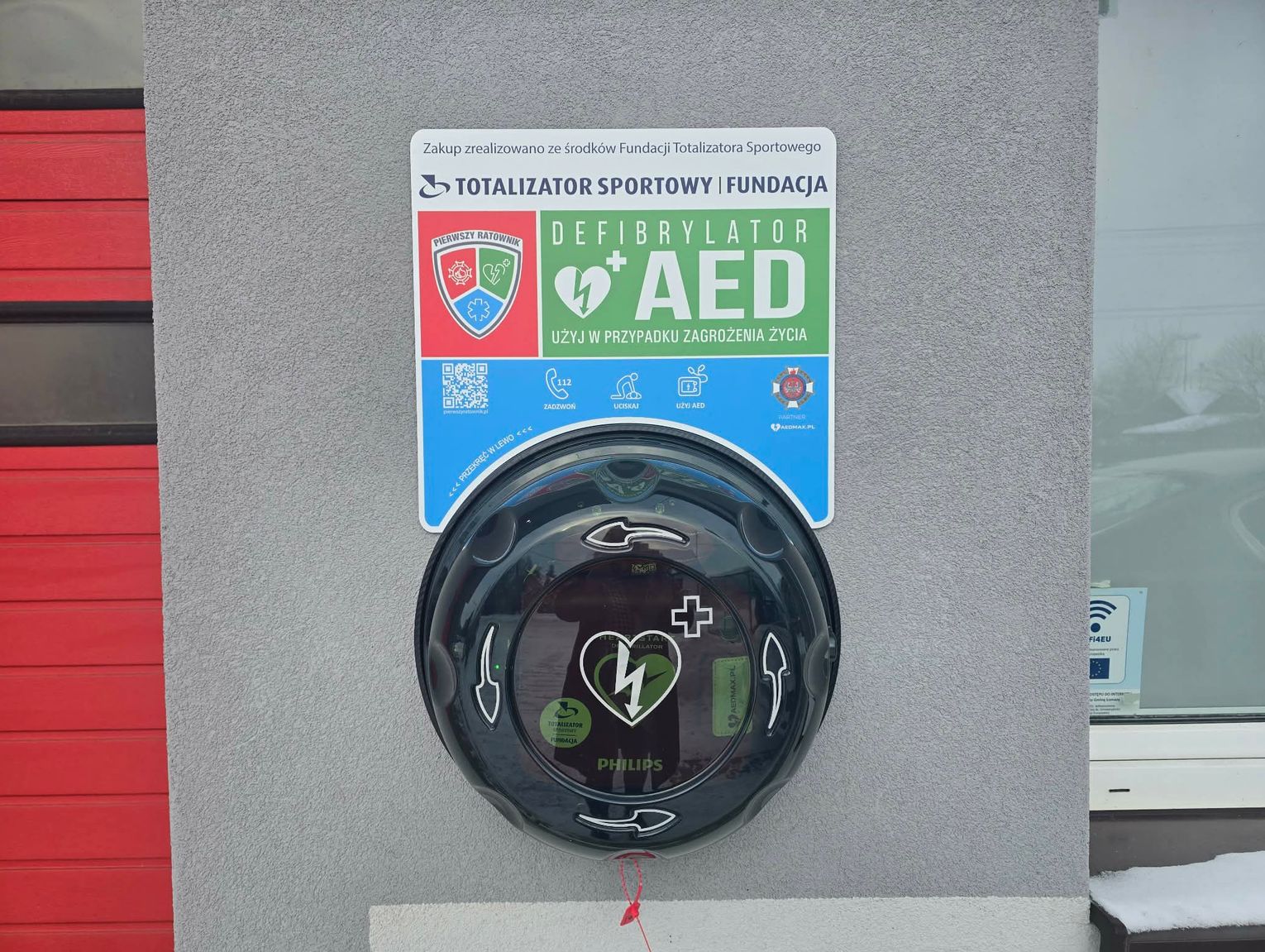 Łomazy. Na remizie OSP zamontowano defibrylator AED