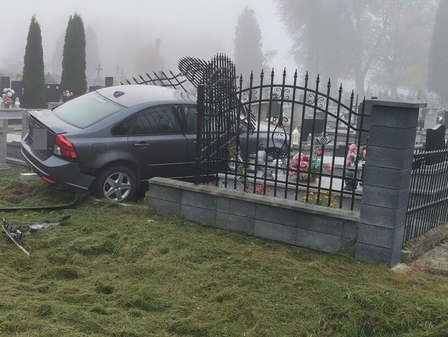 Lubelskie. Stracił panowanie nad Volvo. Staranował cmentarne ogrodzenie