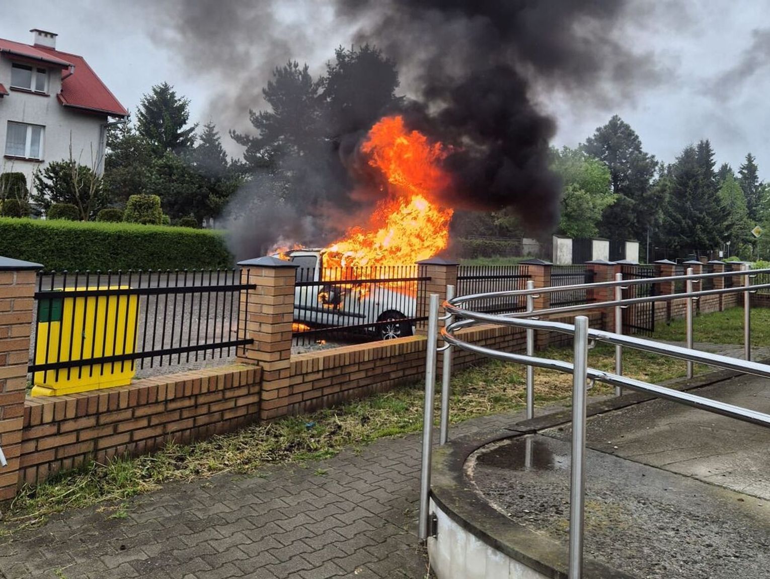 Lubelskie. Wyciągnął mężczyznę z auta. Chwilę później auto spłonęło