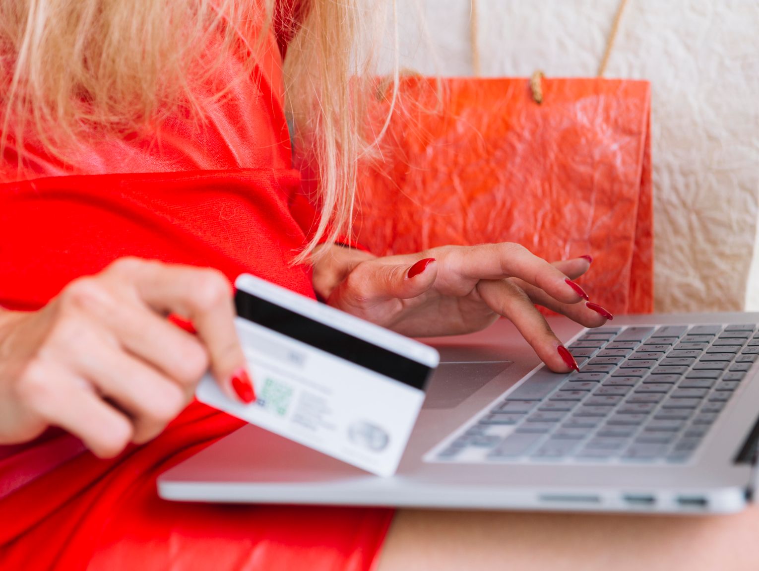 Łuków. Pomagała synowi sprzedać karty kolekcjonerskie. Straciła ponad 20 tys. zł