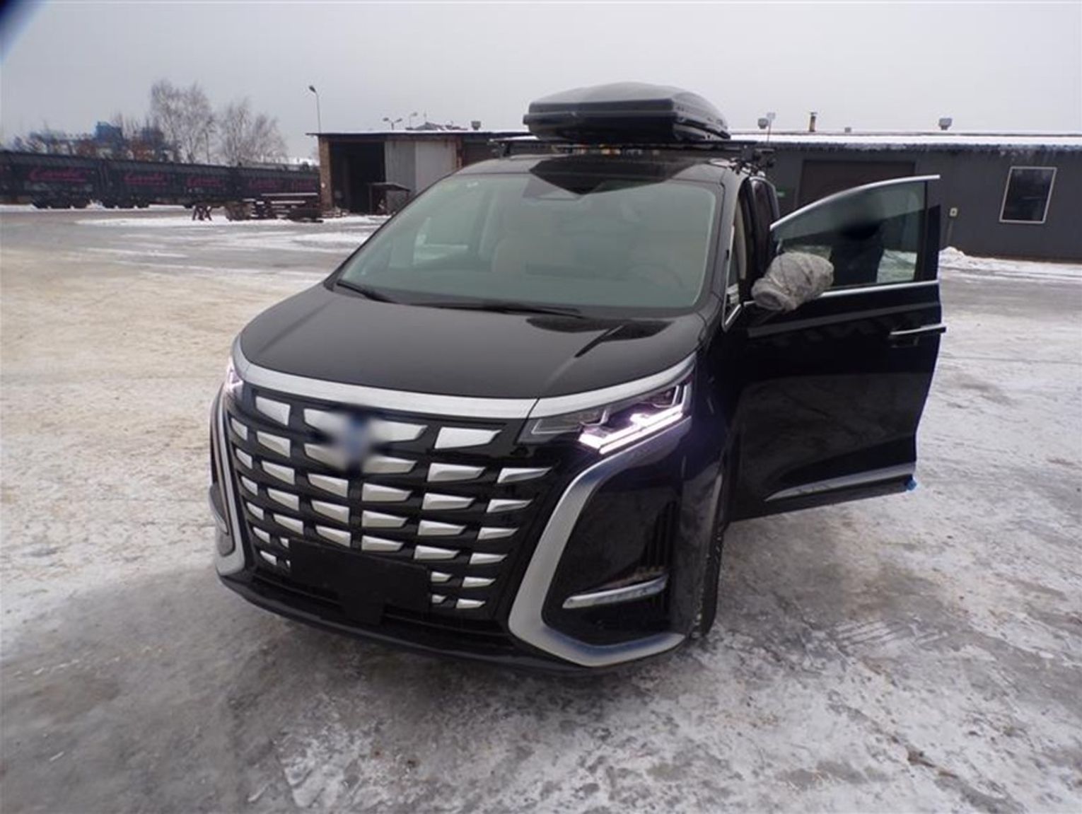 Małaszewicze. KAS zatrzymała 15 aut z Chin [ZDJĘCIA]