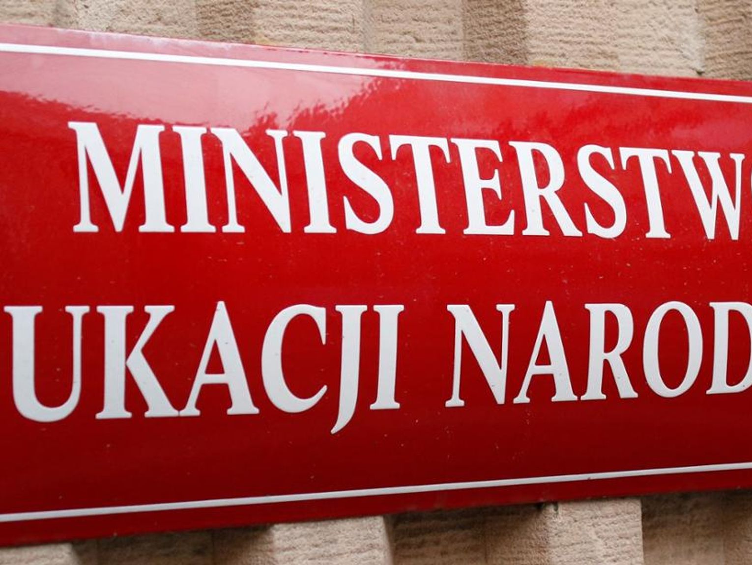 MEN uspokaja. Szkoły są bezpieczne po nocnym ataku dronów