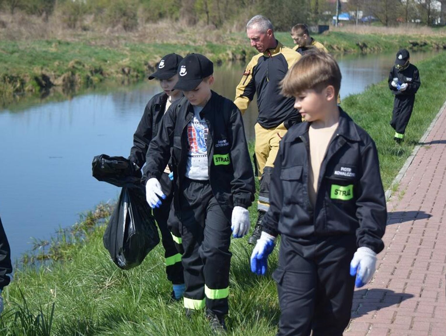 Międzyrzec Podlaski. Operacja "Czysta Rzeka" i oddanie do użytku paczkomatu na wodę