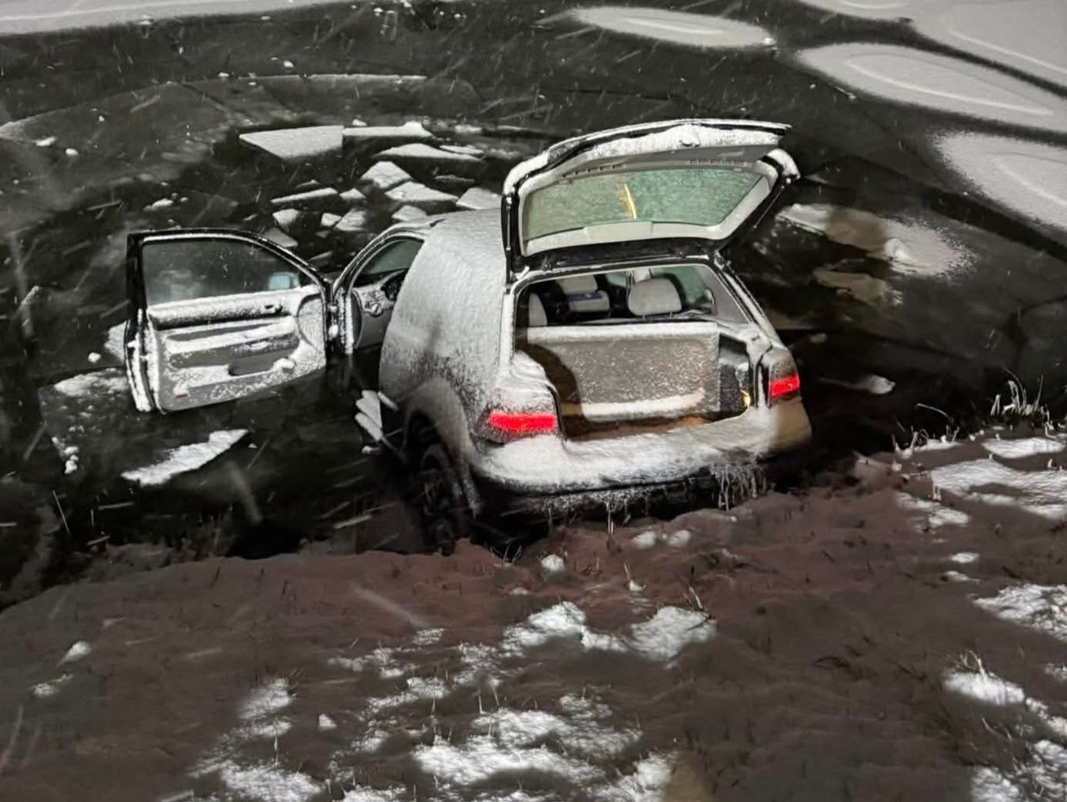 Lubelskie. Młodzi kierowcy przeszarżowali. Jedno z aut wylądowało w stawie