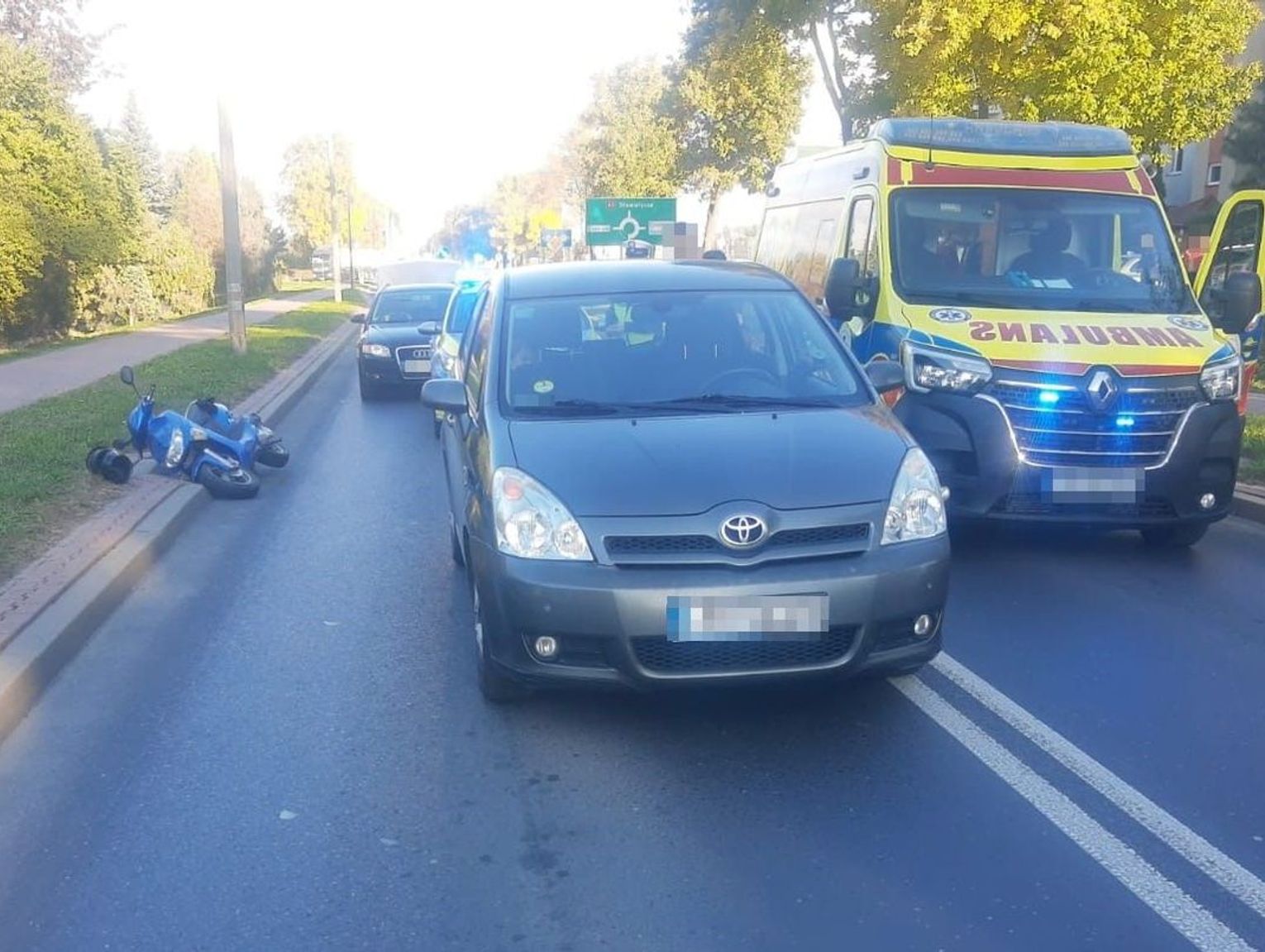 Motorowerzysta trafił do szpitala po zderzeniu z toyotą