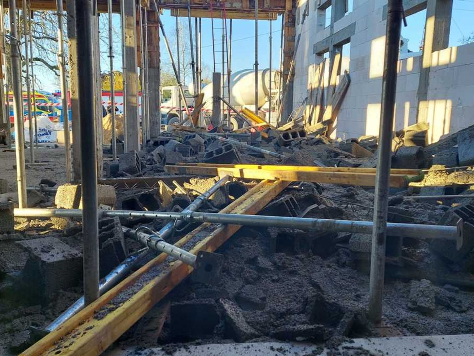 Na budowie runął strop. Poszkodowani to mężczyźni w wieku 22, 43 i 64 lat