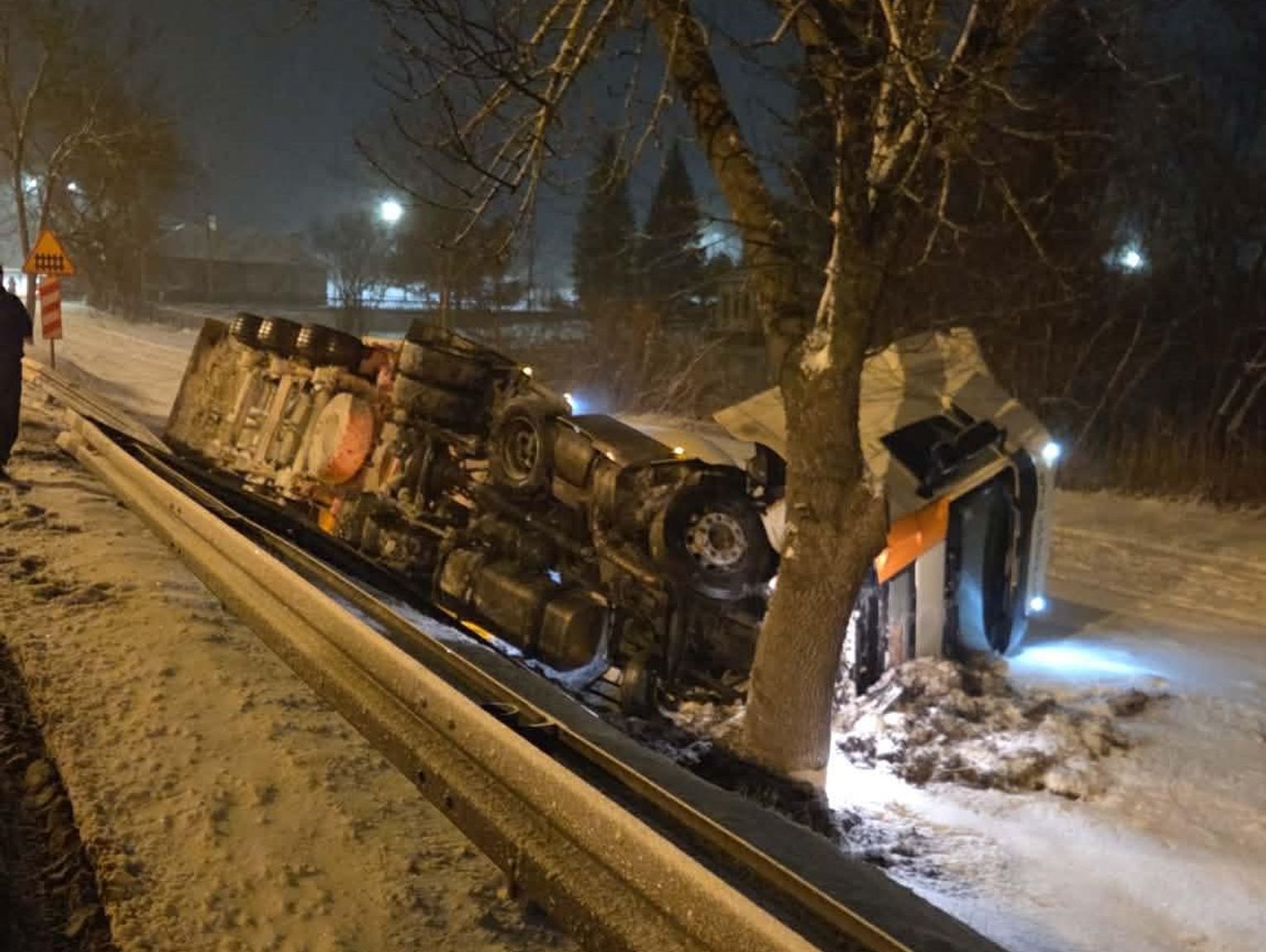 Na krajowej 19-ce osobówka zderzyła się z cysterną wypełnioną gazem [WIDEO, ZDJĘCIE]