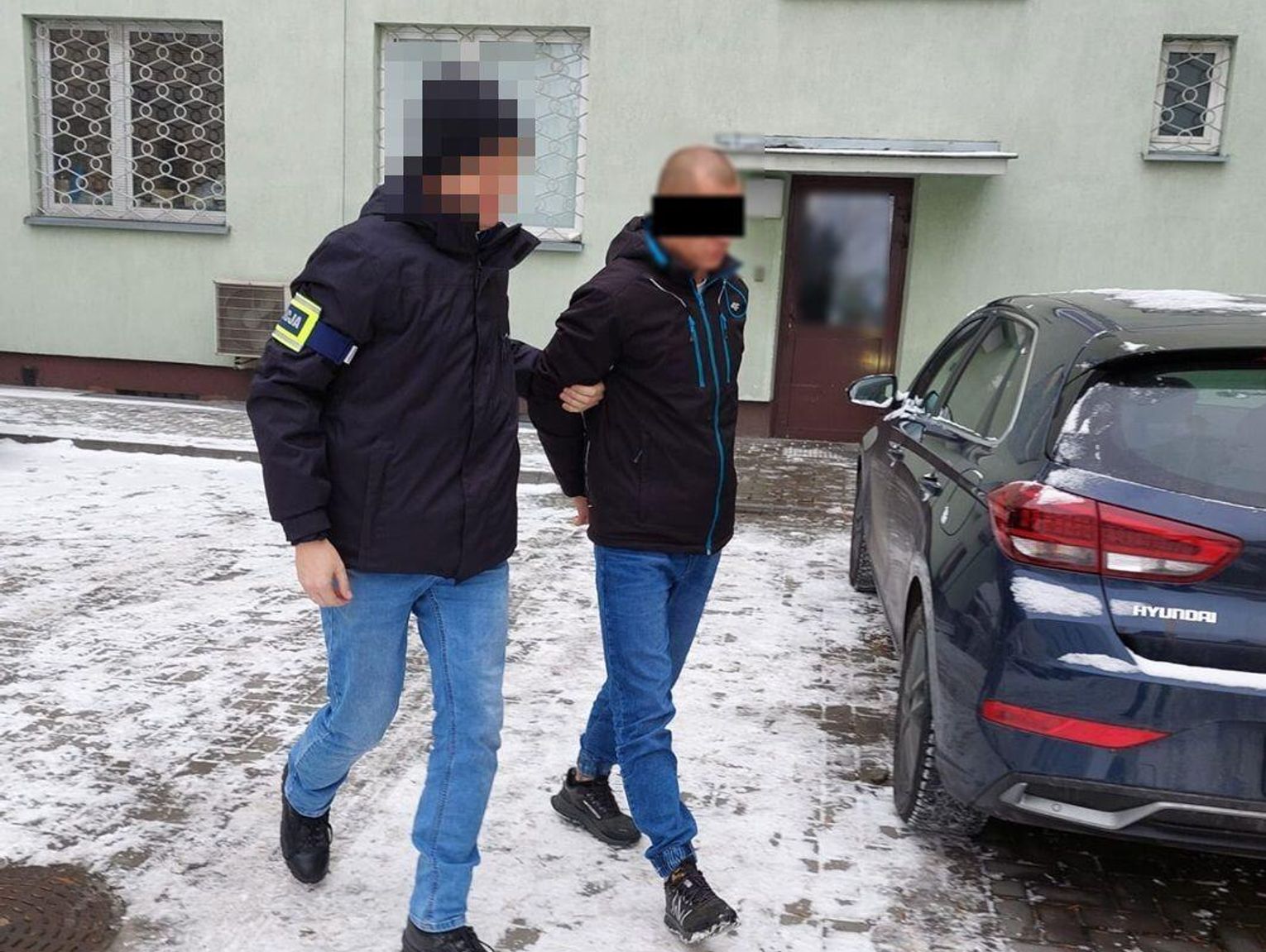 Najpierw pił z nim wódkę, później ugodził nożem i zaatakował widelcem