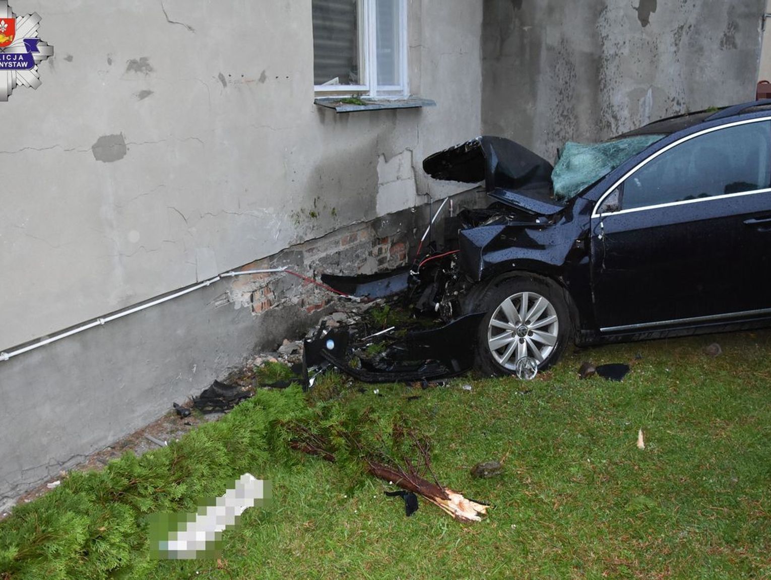 LUBELSKIE: Nietrzeźwy 23-latek wbił auto w dom [FILM]